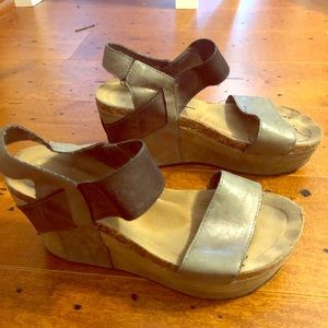 Pierre Dumas Wedges Size 8